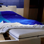 Un atleta probó las camas “anti-sexo” de la Villa Olímpica y publicó el video en redes
